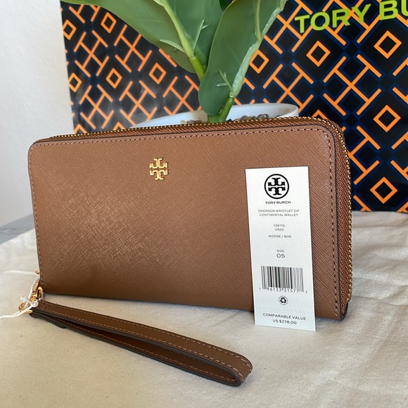 Tory Burch Handbags - New✨ tory burch Emerson wristlet zip continental wallet brown ..